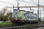 Siemens Vectron 475 420-6 der BLS verlässt am 22.04.2024 die Abstellanlage beim Bahnhof Pratteln.