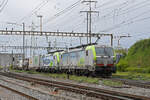 Doppeltraktion, mit den Siemens Vectron 475 415-6 und 475 418-0 der BLS durchfährt am 26.04.2024 den Bahnhof Pratteln.