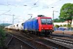 Nur noch leichte Schatten auf der Seite erinnern bei 481 005-7 an das Leben bei der SBB Cargo. Nun gehoert sie der Neusser Eisenbahn und Zieht hier einen GZ mit Kalkwagen durch den Brackweder Bahnhof. Am Abend des 21.06.2010.