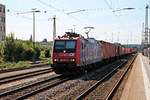 Mit einem Containerzug von Hamburg nach Regensburg Ost fuhr am 26.08.2015 die Re 482 012-2  ChemOil  durch den Regensburg Hbf in Richtung Zielbahnhof.