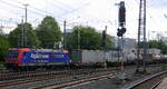 482 018-9 von der SBB-Cargo  kommt aus Richtung Köln,Aachen-Hbf,Aachen-Schanz mit einem langen Containerzug aus Gallarate(I) nach Antwerpen-Oorderen(B) und fährt in Aachen-West ein.