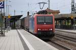 482 000 durchfährt mit einem KLV-Zug am 07.06.2017 den Bahnhof Graben-Neudorf in Richtung Mannheim.