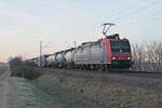 Mit einem Containerzug fuhr am 22.12.2016 die Re 482 022-1  Alpäzähmer  nach Aachen West, als sie bei Hügelheim gen Freiburg (Breisgau) fuhr.