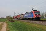 Am 11.04.2017 fuhr Re 482 013-0  Alpäzähmer  mit einem Containerzug durchs Rheintal, als sie bei Hügelheim in Richtung Norden fuhr.
