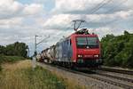 Mit einem Containerzug nach Gallarate fuhr am 20.07.2017 die Re 482 019-7, die den Zug bis nach Basel bespannte, südlich von Buggingen durchs Rheintal.