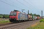 Mit einem Containerzug fuhr am Nachmittag des 22.07.2017 die Re 482 005-6 bei Buggingen am Schwarwald entlang in Richtung Bad Krozingen.