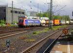 482 013-0 von SBB-Cargo  Alpäzähmer  kommt aus Richtung Köln,Aachen-Hbf,Aachen-Schanz mit einem langen Containerzug aus Gallarate(I) nach Antwerpen-Oorderen(B) und fährt in