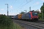 Mit einem bunten Containerzug aus Belgien fuhr am 24.05.2018 die Re 482 013-0  Alpäzähmer  durch Müllheim (Baden) im Rheintal in Richtung Schweiz.