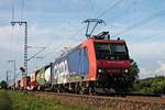 Mit einem Containerzug nach Italien fuhr am Nachmittag des 07.06.2018 die Re 482 024-7 bei Müllheim (Baden) durchs Rheintal in Richtung Basel.