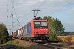 Mit einem bunten und langen Containerzug nach Italien fuhr am Nachmittag des 04.09.2018 die Re 482 012-2  ChemOil  nördlich von Müllheim (Baden) über die KBS 703 durchs Rheintal in