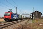 Mit einem bunten Containerzug aus Belgien fuhr am Mittag des 20.03.2019 die Re 482 020-5 durch den Haltepunkt von Auggen über die Rheintalbahn in Richtung Schweizer Grenze.