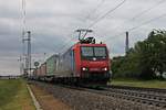 Mit einem KLV nach Novara fuhr am Nachmittag des 16.05.2019 die Re 482 003-1 durch den Haltepunkt vin Auggen durchs Rheintal in Richtung Schweizer Grenze.