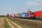 Mit einem KLV nach Italien fuhr am Nachmittag des 09.04.2020 die Re 482 023-9  fährt für SBB Cargo International  südlich von Buggingen über die Rheintalbahn durchs