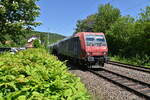 482 012 mit einem Ölzug durch Neckargerach gen Binau am 31.5.2021