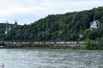 Die Elektrolokomotiven 482 041-1 & 482 003-1 ziehen einen Trailerzug die linke Rheinstrecke entlang.