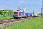 Aus Richtung Weinheim kommt die SBBC 482 028-8 mit einem Containerzug durch Heddesheim/Hirschberg in Richtung Süden gefahren.