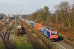 482 000-7 SBB Cargo mit Containerzug in Duisburg Wedau, Januar 2023.