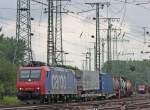 SBB Cargo 482 006-4 mit einem Güterzug bei der Durchfahrt in Köln Gremberg, 5.8.10