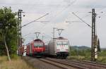 482 011-4 der SBB Cargo mit einem Güterzug Richtung Bonn und 101 034-7 mit dem IC2114 nach Hamburg Altona bei Sechtem, 9.8.10