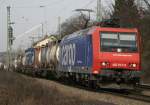 482 013 am 12.3.10 mit Containerzug in Bonn-Oberkassel