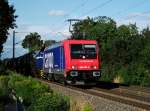 482 037 von SBB Cargo und eine MaK G1206 der InfrLeuna sind am 28.Juli 2011 mit einem Kesselzug bei Leipzig-Miltitz unterwegs.