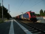 Am 25.07.2012 kam 482 048 mit einem Containerzug durch den Bahnhof Elze.