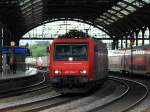 Auf Gleis 5 fährt 482 019-7 am 15.09.2012 mit einem Containerzug am Haken von Aachen West Richtung Köln durch den Aachener Hbf.