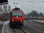 Auf dem Weg nach Aachen West zieht 482 020-5 am 03.01.2013 in Eschweiler einen KLV aus Richtung Köln kommend langsam auf Gleis 1 bis zum Bahnsteigende.