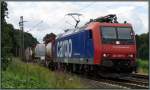 Dynamisch erwischt,die 482 008-0 mit Güterfracht am Haken ist unterwegs auf der Kbs 485 bei Rimburg (Übach Palenberg).Bildlich festgehalten Ende Juli 2013.