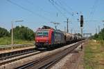 SBB Cargo Re 482 024-7 fuhr am 08.07.2013 mit einem Getreidezug durch den Bahnhof von Orschweier.