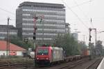 SBB Cargo/boxXpress.de 482 048 am 25.9.13 mit einem Containerzug in Düsseldorf-Rath.