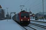 Einfahrt am 29.12.2014 von Re 482 036-1 mit einem Lokzug aus Re 421 374-0, Re 421 381-5, Re 421 375-7 und der Re 482 038-7 in den Bahnhof von Denzlingen.