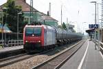 Durchfahrt am 25.07.2014 von SBB Cargo Re 482 007-2 mit einem Kesselwagenzug in Müllheim (Baden).