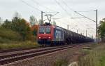 482 033, welche zur Zeit für die HSL im Einsatz ist, rollte am 13.10.15 mit einem Kesselwagenzug durch Greppin Richtung Dessau.