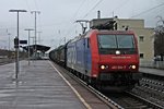Am 17.01.2015 fuhr Re 482 024-7 mit dem DGS 48621 (Göttingen Gbf - Basel Bad Rbf) durch Müllheim (Baden).