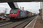 Durchfahrt am 24.02.2015 von Re 482 023-9  fährt für SBB Cargo International  mit einem KLV in Richutng Basel in Orschweier.