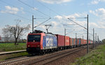 482 033 beförderte am 08.04.16 einen HSL-Containerzug durch Rodleben Richtung Magdeburg.