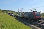 Mit einem Containerzug fuhren am 10.05.2015 die Re 482 011-4 zusammen mit der Re 482 028-8  ChemOil  aus dem Katzenbergtunnel bei Schliengen gen Freiburg.