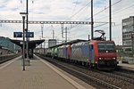 Re 482 013-0 am 14.05.2015 zusammen mit Re 482 021-3 und einem Containerzug bei der Durchfahrt in Pratteln in Richtung Gotthard/Italien.