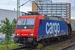 SBB Cargo Zuglok der BR 482 auf dem Bahnhof Stralsund Rügendamm. - 31.07.2016
