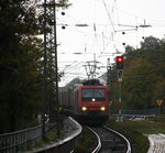 482 014-8 mit eine 482er beide von SBB-Cargo kommen mit eineim LKW-Zug aus Köln-Eifeltor(D) nach Gallarate(I)  aus Richtung Köln und  fahren durch Rhöndorf  in Rictung Koblenz.