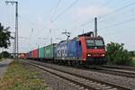 Mit einem Containerzug Richtung Süden, fuhr am 10.08.2015 die Re 482 022-1 durch den Bahnhof von Müllheim (Baden).