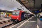 482 001-5 von SBB Cargo durchfährt mit einem Kesselwagenzug den Bahnhof Weinheim (Bergstraße).