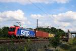 482 049-4 (SBB Re 482) von SBB Cargo als Containerzug fährt in Radbruch auf der Bahnstrecke Hannover–Hamburg (KBS 110) Richtung Hamburg.