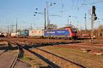 Durchfahrt am 02.12.2015 von Re 482 018-9  Alpäzähmer  mit einem Containerzug durch das nördliche Vorfeld vom Badiscehn Bahnhof von Basel in Richtung Rangierbahnhof Muttenz.