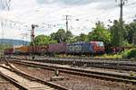 Durchfahrt am 18.06.2016 von Re 482 020-5 mit einem Containerzug in Koblenz Lützel in Richtung Weißenthurm.