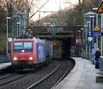 482 031-2 von der SBB-Cargo  kommt aus Richtung Köln,Aachen-Hbf und fährt durch Aachen-Schanz mit einem Güterzug aus Novara(I) nach Genk-Zuid Haven(B) und fährt in Richtung Aachen-West. 
Aufgenommen vom Bahnsteig von Aachen-Schanz. 
Am Kalten Morgen vom 8.12.2017.