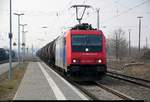 Güterverkehr ohne Ende in Angersdorf - was sehr ungewöhnlich ist. Dies hing mit der teilweisen Sperrung der Bahnstrecke Halle–Bebra (KBS 580) zwischen Großkorbetha und Weißenfels zusammen, weshalb Umleitungen nötig waren.
Hier durchfährt Re 482 040-3 von SBB Cargo als Kesselzug den Bahnhof Angersdorf auf der Bahnstrecke Halle–Hann. Münden (KBS 590) Richtung Halle (Saale). [8.2.2018 | 14:37 Uhr]