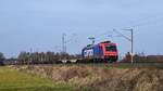 SBB Re 482 046, vermietet an LOCON, mit leeren Containertragwagen in Richtung Osnabrück (Hüde, 15.03.18).