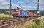 482 015-5 ist mit einen Containerzug am 20.06.2018 bei Reilos unterwegs.